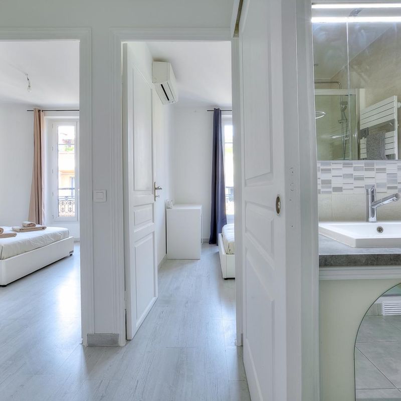 Pleasant double bedroom in a 3-bedroom flat, in Vernier