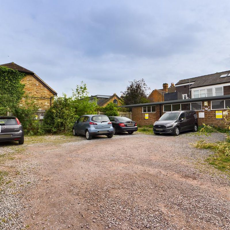 Station Road, Addlestone, Surrey, KT15 1 bed apartment to rent - £1,200 pcm (£277 pw) Hamm Moor