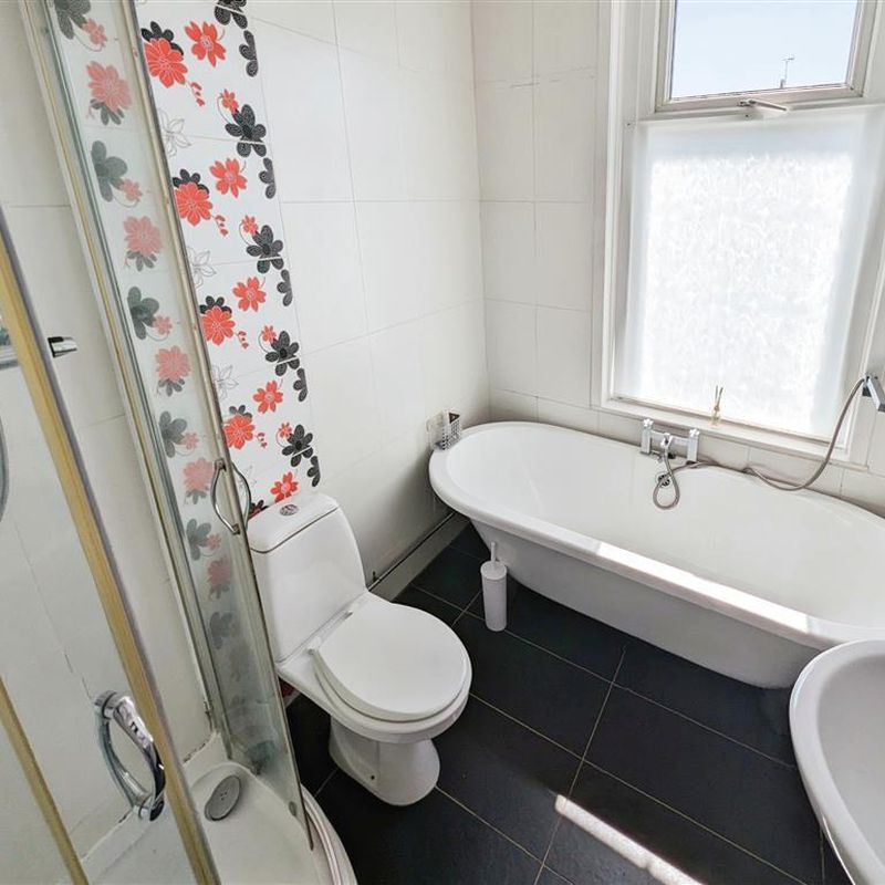 3 bedroom property to let in Caerleon Road, NEWPORT - £1,100 pcm St Julians