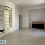 Affitto 6 camera appartamento di 160 m² in Napoli