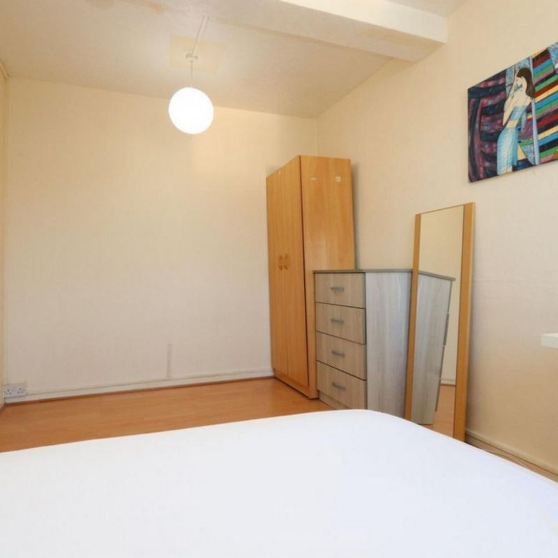 Room in a 3 Bedroom Apartment, Mile End Rd, London, E1 4NS