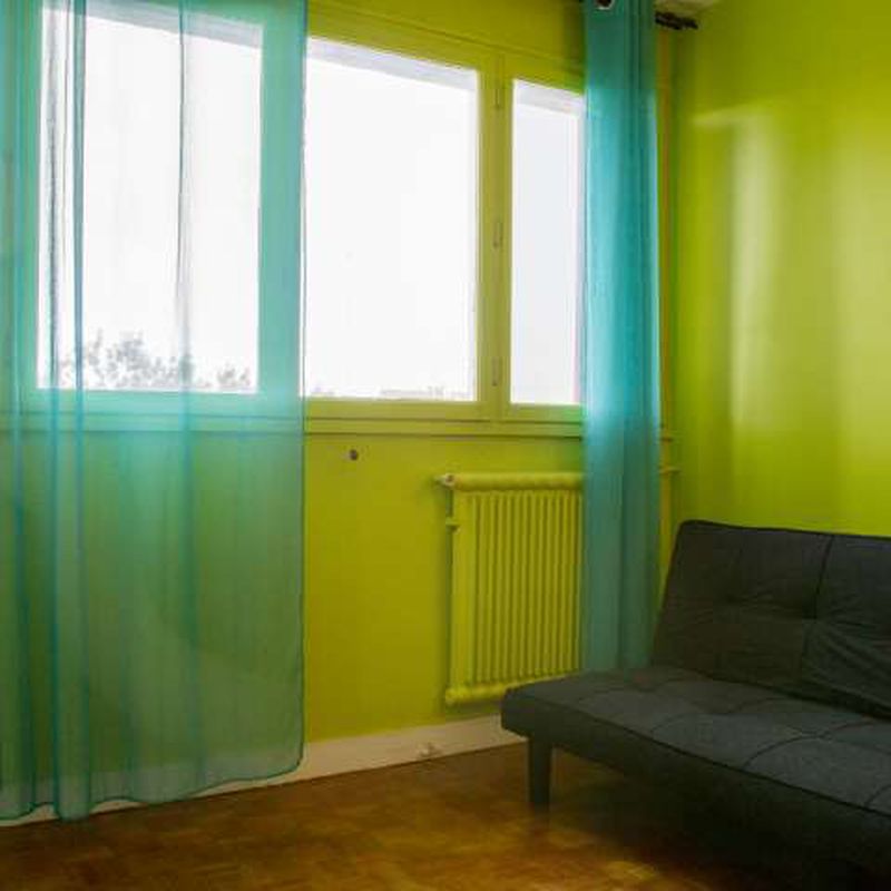 Chambre spacieuse dans un appartement de 3 chambres à Neuilly-sur-Marne