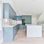 Rent 4 bedroom house of 243 m² in Kenley