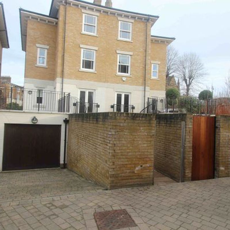 Terraced house to rent in Claremont Road, Windsor SL4