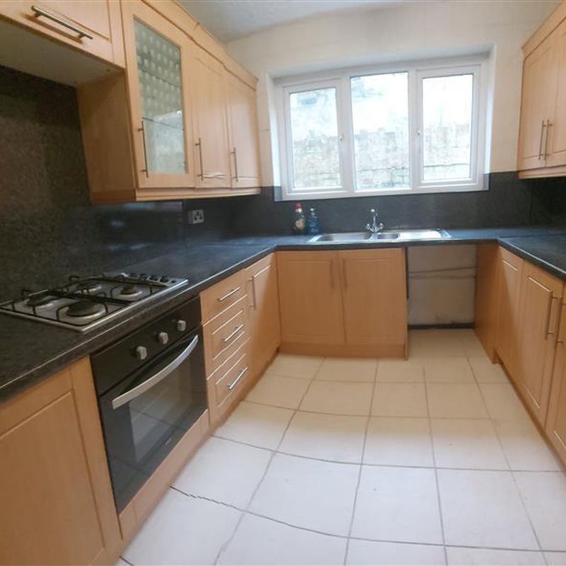 2 bedroom property to let in Carmarthen Road, Cwmbwrla, SWANSEA - £850 pcm