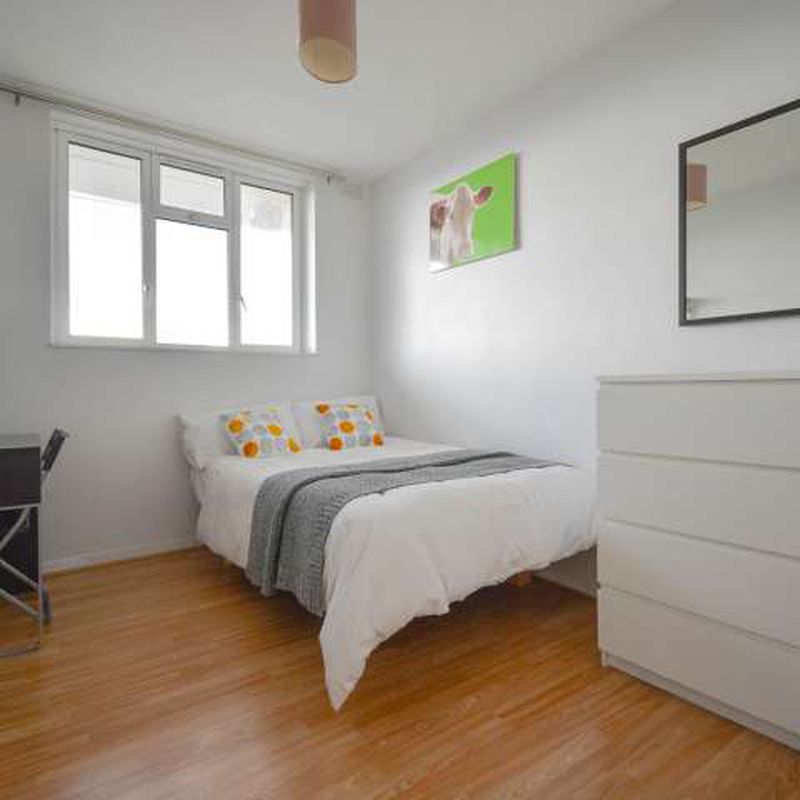Bright room in 3-bedroom flat in Lambeth, London