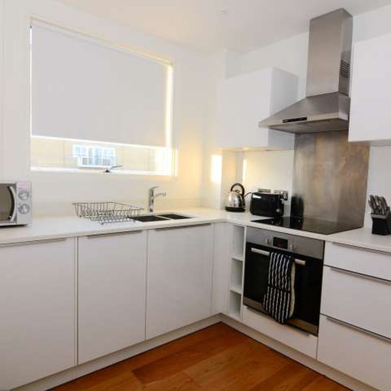 Snug room to rent in 3-bedroom apartment in Kilburn, London