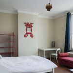 Rent a room of 350 m² in Schaerbeek