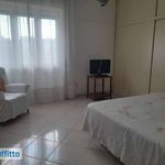 Affitto 5 camera appartamento di 130 m² in Napoli