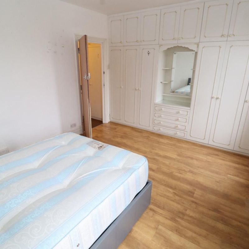 Lovely double bedroom close to Charlton railway station New Charlton