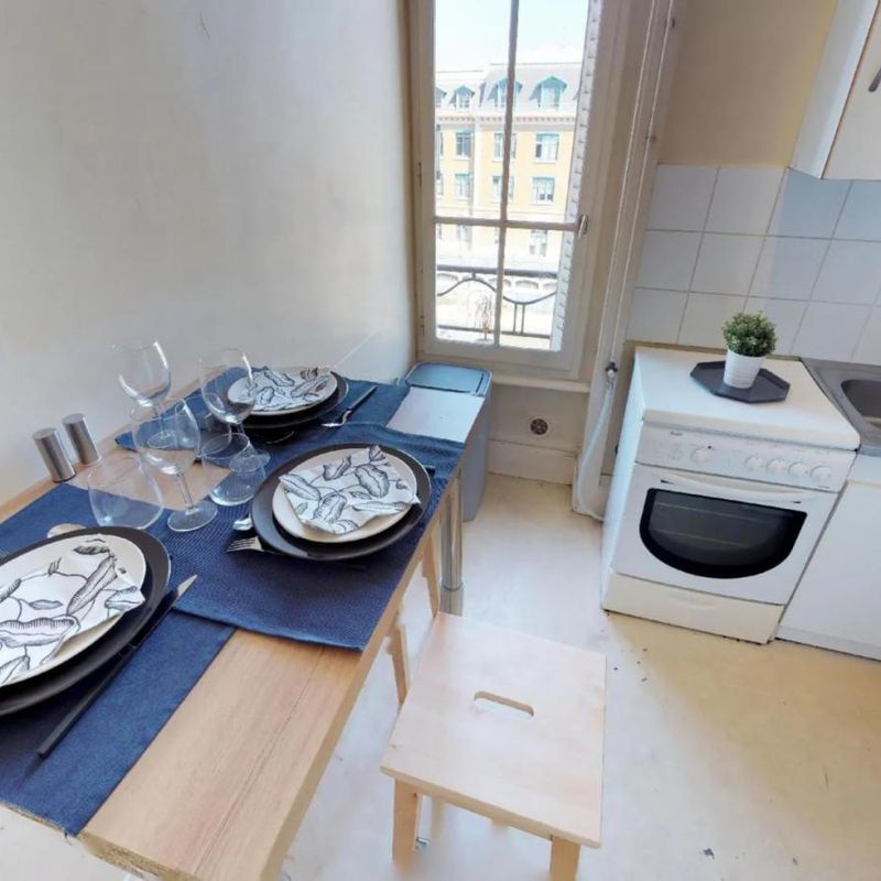 Bright double bedroom in a 3-bedroom apartment near Sans Souci Subway Station lyon 3eme