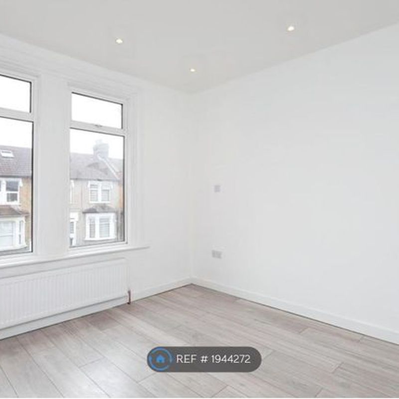 Terraced house to rent in Howard Road, Ilford IG1