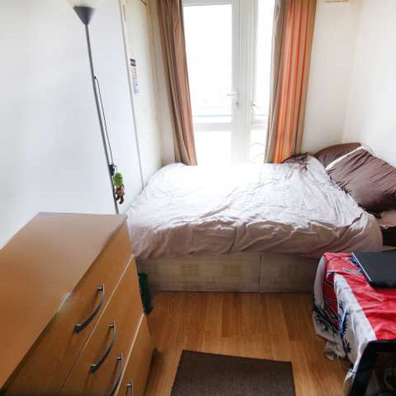 Large room in 5-bedroom flat in Bow, London