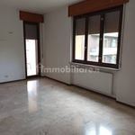 Affitto 4 camera appartamento di 130 m² in Piacenza