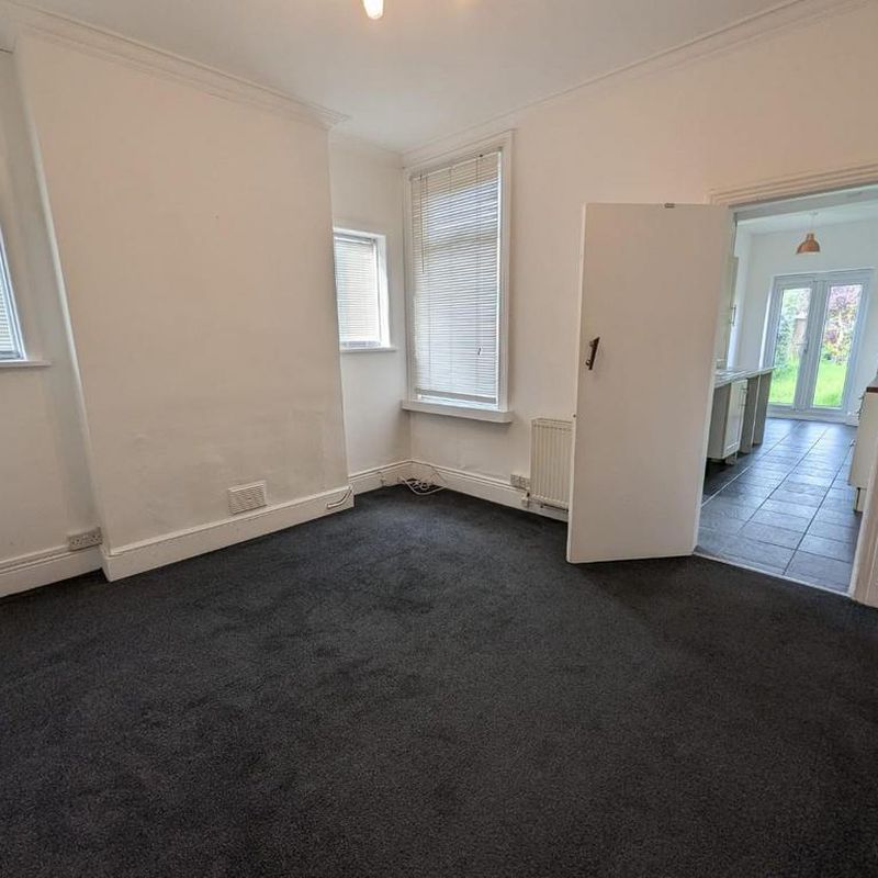 3 bedroom end of terrace house to rent Church End