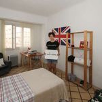 Rent a room of 140 m² in Granada