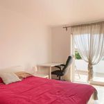 Rent a room of 450 m² in Parede