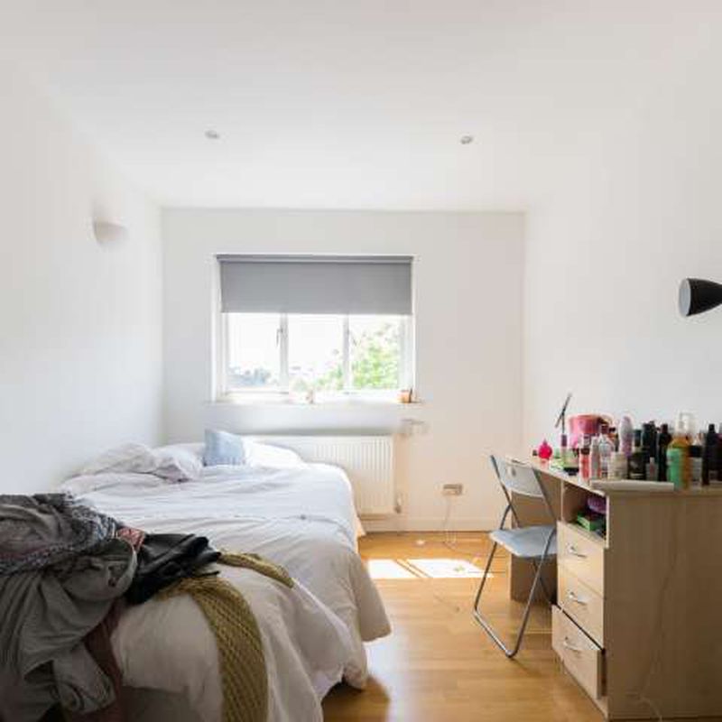 Equipped room in flat in Kings Road, London