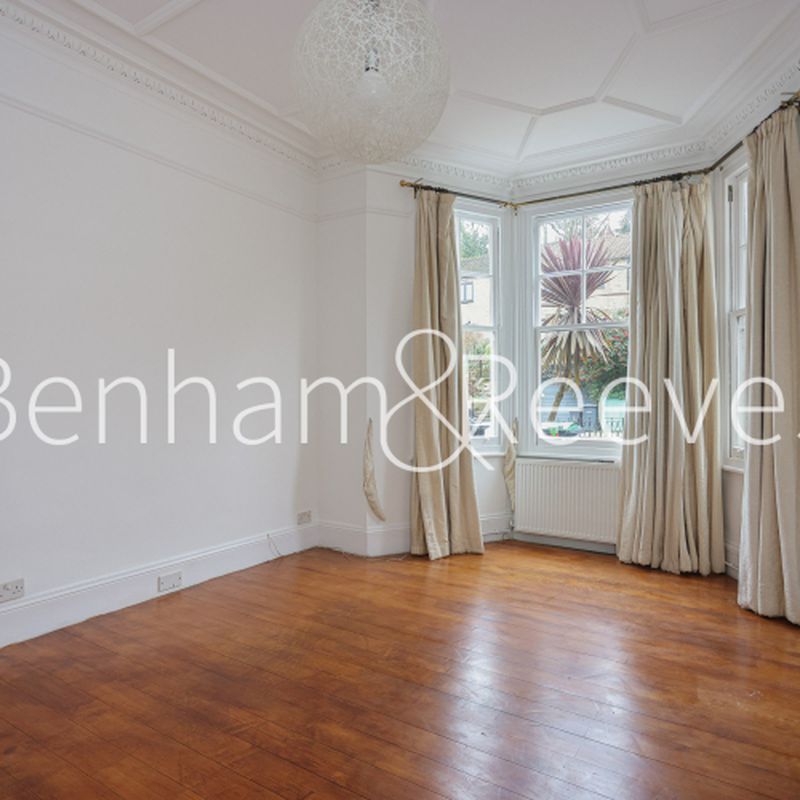 5 bedroom(s) house to rent in Priory Gardens, Highgate, N6, London Queen's Wood