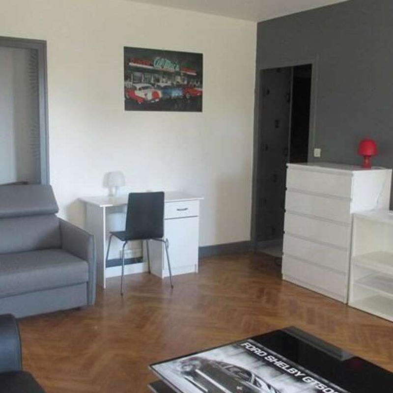 Location appartement 1 pièce 32 m² Bron (69500)