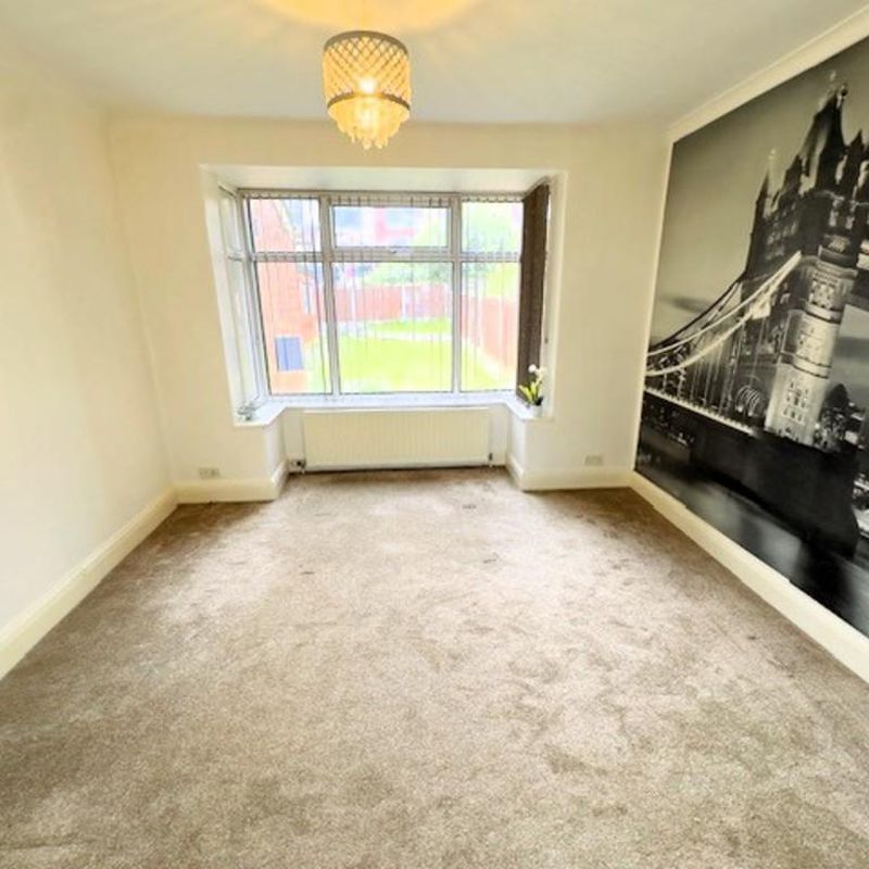 3 bedroom semi-detached house to rent Eagley Bank