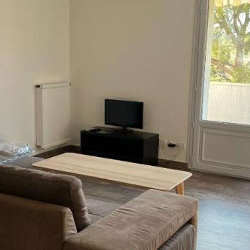 Location appartement 3 pièces 71 m² Toulon (83200) Le Revest-les-Eaux