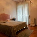Affitto 3 camera appartamento di 107 m² in Napoli