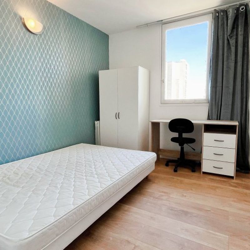 Chambre spacieuse à louer dans un appartement de 4 chambres à coucher, Créteil