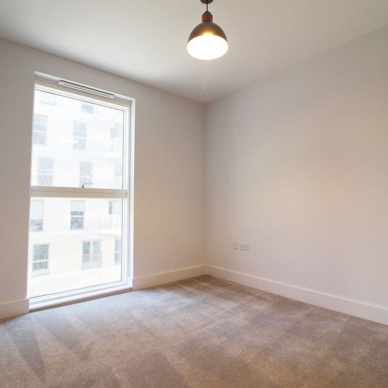 2 bedroom 2nd floor apartment for rent Calcot Row