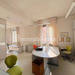 Affitto 5 camera appartamento di 230 m² in Bologna