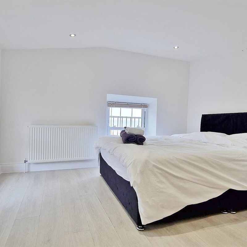 2 Bed Flat - 
 Per Calendar Month £800pcm Walton-on-the-Naze