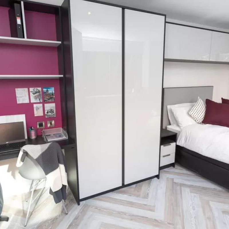 Medium 2-bed Apartment Moss Side