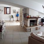 Affitto 4 camera casa di 90 m² in Pineto