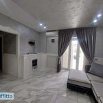 Affitto 3 camera appartamento di 151 m² in Napoli