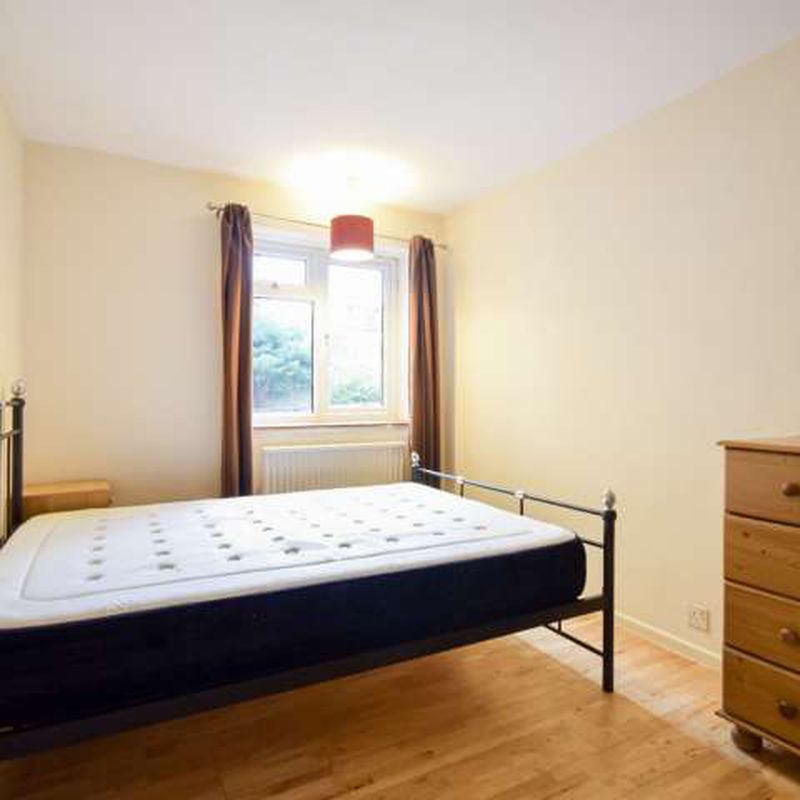 Comfortable room in 4-bedroom flat in Wandsworth, London