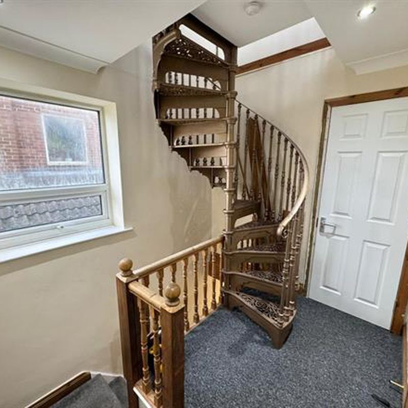 4 Bedroom : Semi-Detached House : Deeds Grove, Hp12 : Fixed Price £185 pw | Chiltern Hills