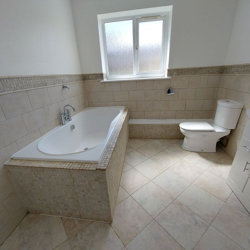 6 bedroom semi-detached house To Let in Bradford