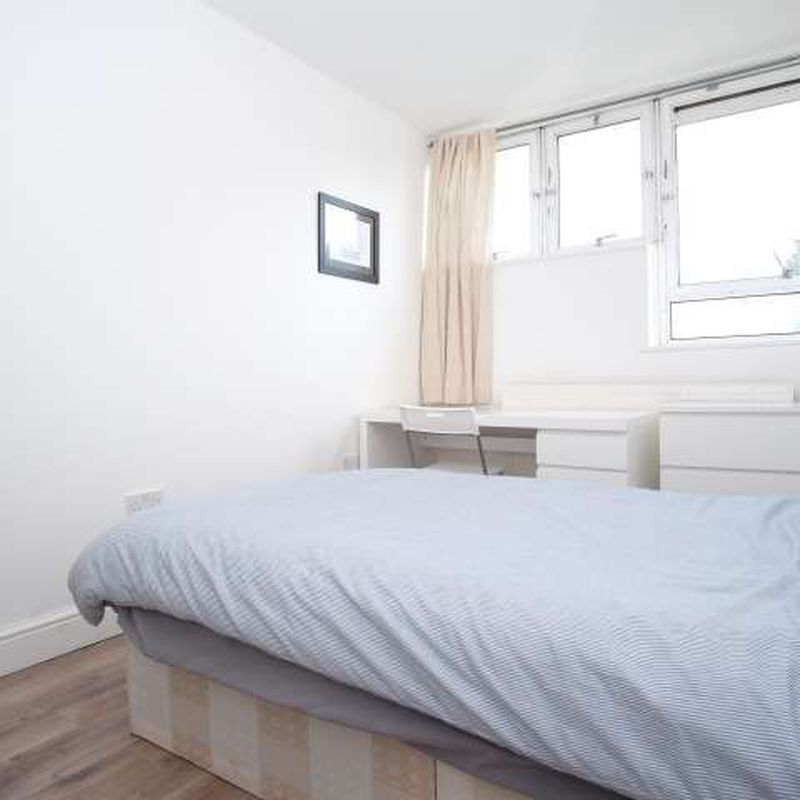 Room for rent in a 4-Bedroom Apartment in Limehouse