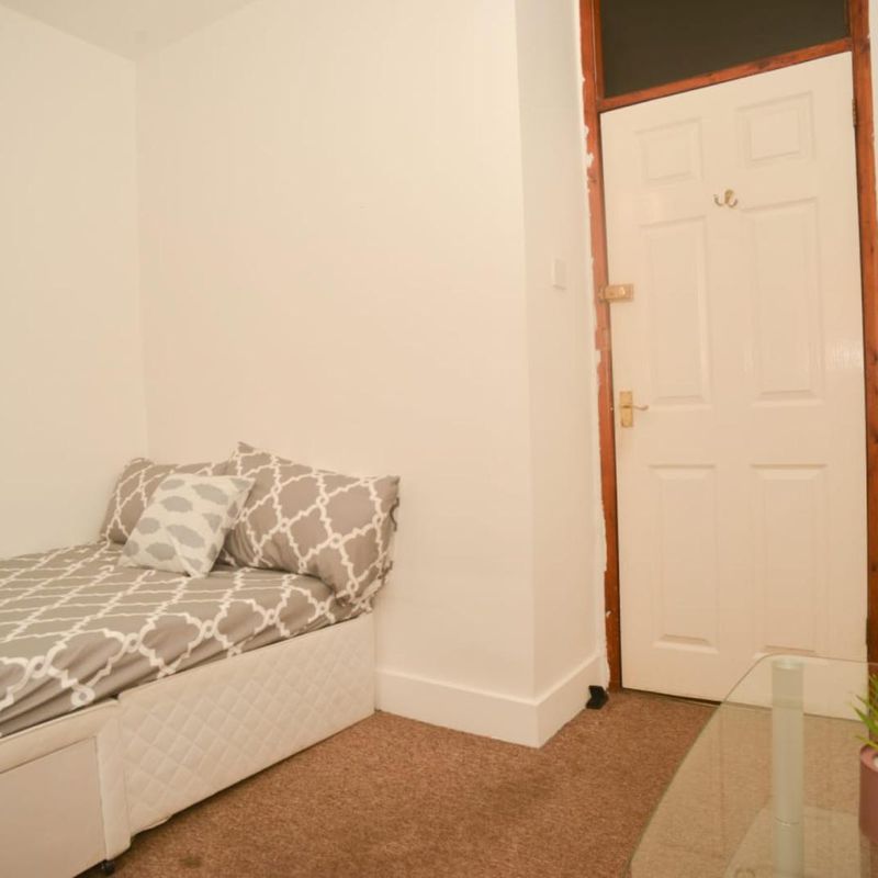 Double bedroom very close to Prince Regent Station Custom House
