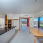 Rent 4 bedroom house of 355 m² in Yanchep