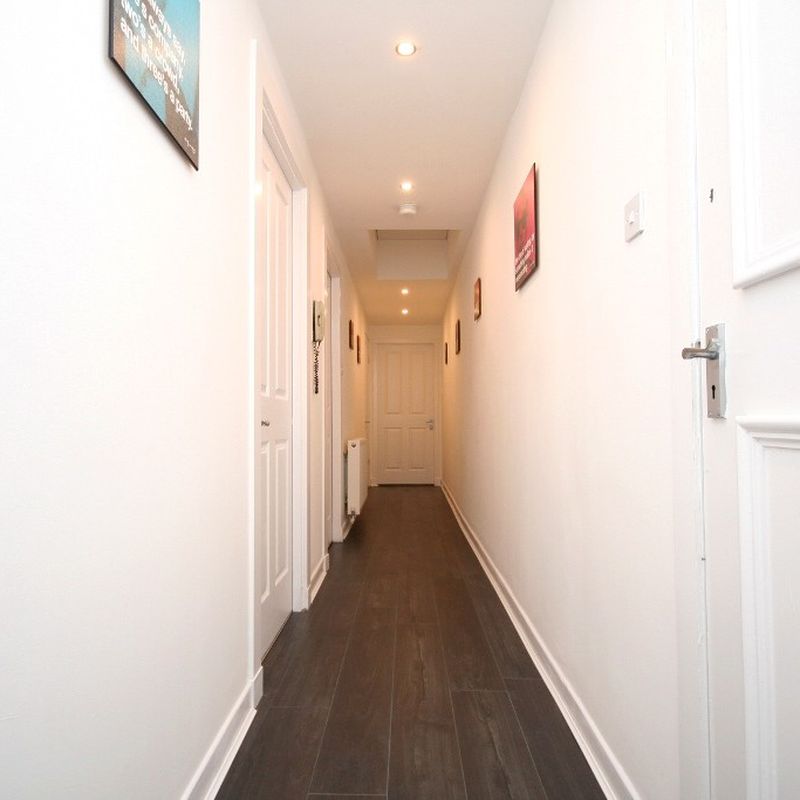 argyle st, 2 bedroom top floor furnished apartment in the city centre. Rowarth