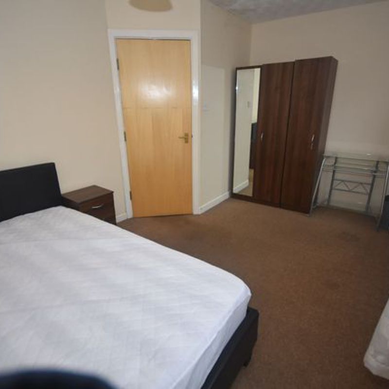Town house to rent in Chorlton Road, Hulme, Manchester. 4Au. M15 St George's