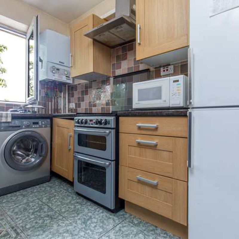 Room to rent in 5-bedroom flat in Bow, London