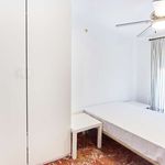 Rent a room of 133 m² in Sevilla
