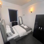 Rent 3 bedroom flat in Wakefield