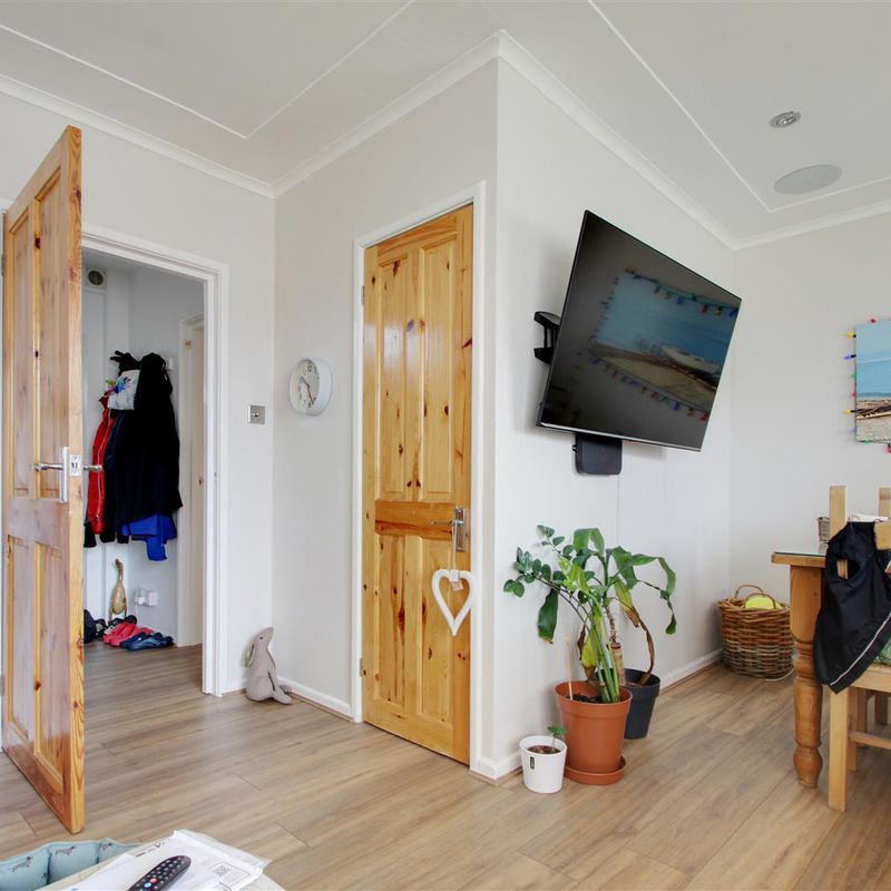 2 room house to let in Worthing Durrington-on-Sea Sta