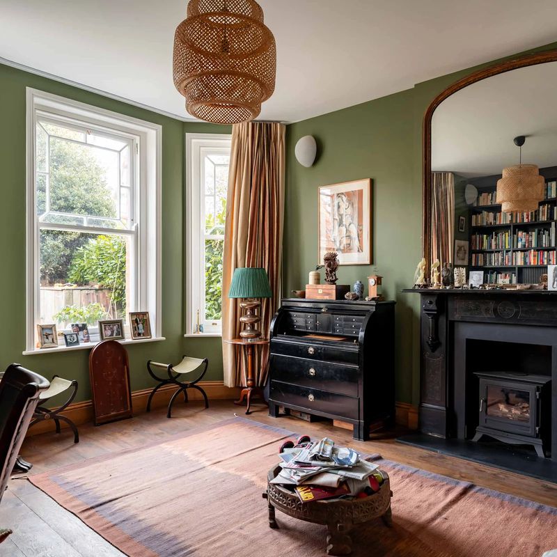 Impressive and colourful six bedroom house with off-street parking to short let Kensal Rise