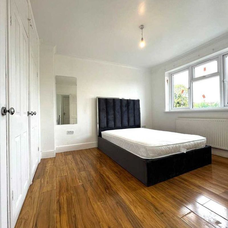 3 Bedroom Semi-Detached House in SE6 Hither Green