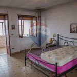 Rent 4 bedroom house of 139 m² in Fabrizia