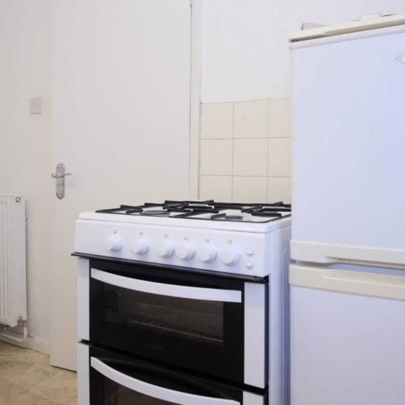 Double bedroom in a 3-bedroom apartment near Upper Holloway metro station